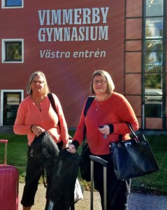 Ann-Katrin och Monica på väg in på Vimmerby Gymnasium för att föreläsa om teknikstöd. 